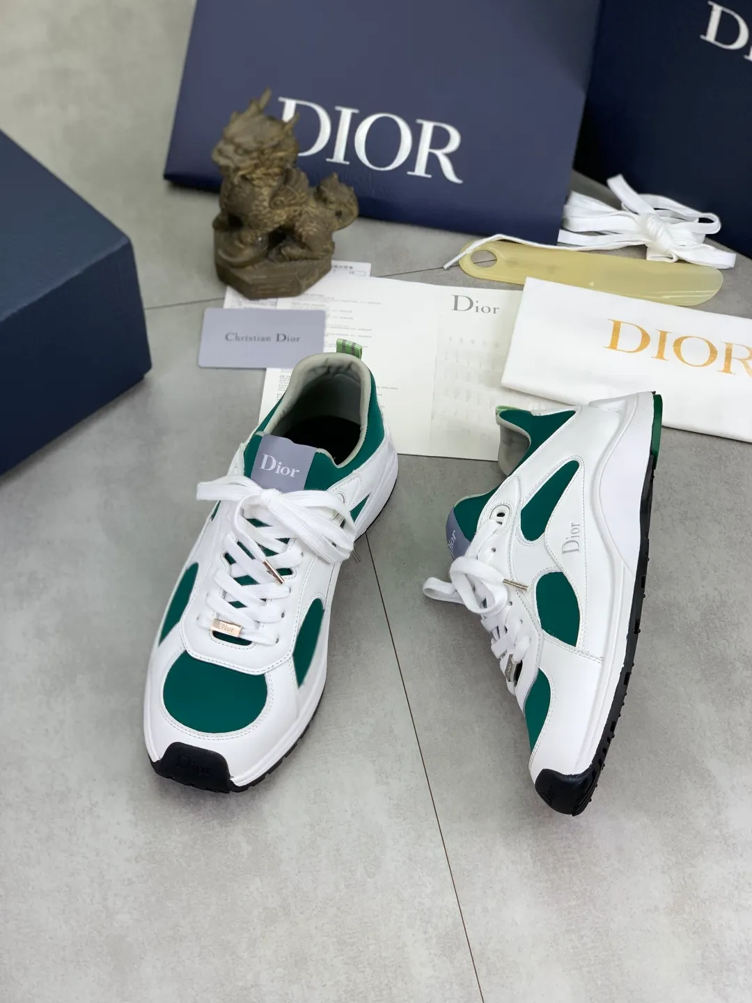 Men's shoes 💰P560 The new DIOR Dior sneakers are carefully made of black grained first-layer cowhide, embellished with the same color Dior Gravity embossed effect, which is exquisite and extraordinary. The interior is made of the same color sheep lining, which is soft and comfortable. Complete with original custom multi-color mohair wide laces and matte black-finished brass eyelets, the tonal rubber sole is embellished with the Oblique pattern, and the contrasting Dior 30 Avenue Montaigne logo on the rear tail adds style to the casual look. Size: 35-45 for men and women Color: 3️⃣ colors available